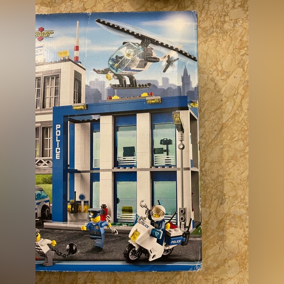 LEGO CITY SET 60047 POLICE STATION  Ages 6-12 - Picture 6 of 12